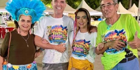 Prefeito de cidade do interior de MS exibe arma na cintura durante carnaval de rua