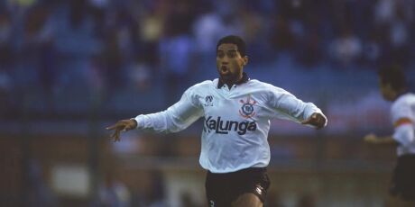 Ex-jogador Viola, &iacute;dolo do Corinthians, &eacute; condenado a 3 anos de pris&atilde;o por posse ilegal de arma