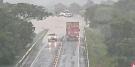 Chuvarada interdita MS-080 pr&oacute;ximo a Rio Negro