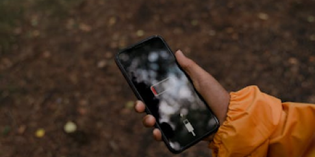 Os mitos tech que continuam vivos nas redes: "fechar apps poupa bateria" e outros cl&aacute;ssicos