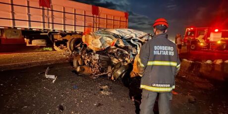 Tr&ecirc;s morrem e um fica ferido em acidente entre picape e carreta na BR-267