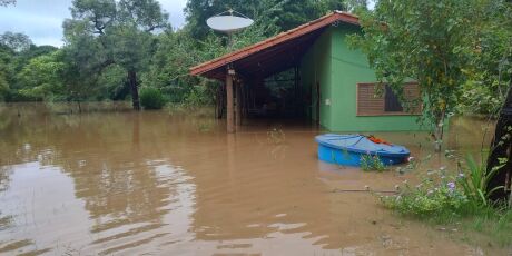 Munic&iacute;pio evacua moradores afetados por cheia de rio em MS