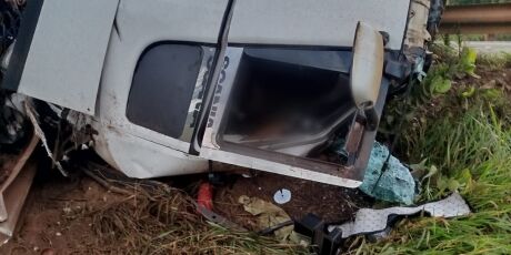 Carreta com gado tomba na BR-158 e motorista morre preso &agrave;s ferragens