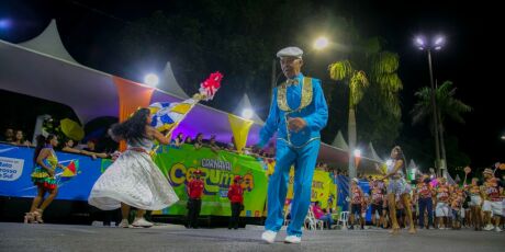P&uacute;blico enfrenta maratona de 6h com desfile dos blocos oficiais em Corumb&aacute;