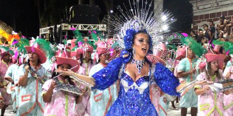 Segundo dia do desfile das escolas de samba acirra a disputa