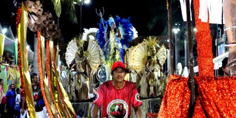 Mocidade da Nova Corumb&aacute; e Pesada na disputa pelo t&iacute;tulo do maior carnaval de MS