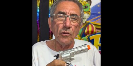Ap&oacute;s repercuss&atilde;o, prefeito afirma que arma na cintura foi s&oacute; uma "brincadeira"