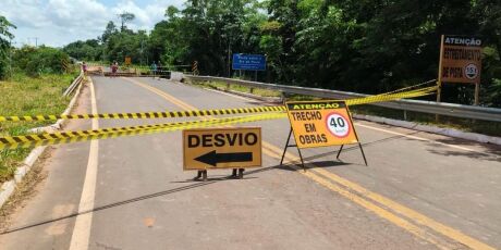 Carreta acima do peso derruba ponte de concreto na MS-080, em Rio Negro