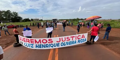 Ap&oacute;s morte de motociclista, populares bloqueiam a BR-163 em Dourados