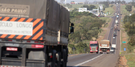 Oito anos ap&oacute;s maior greve de caminhoneiros do Pa&iacute;s, categoria amea&ccedil;a nova paralisa&ccedil;&atilde;o