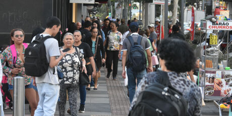 Brasileiro acha que o governo gasta muito, mas defende benef&iacute;cios atrelados ao m&iacute;nimo