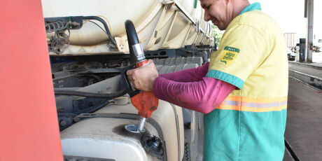 Governos de MS e federal devem "rachar" subs&iacute;dio para baixar o diesel nos postos 