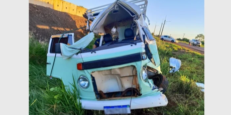 Casal morre ap&oacute;s colis&atilde;o entre Kombi e carreta na BR-163