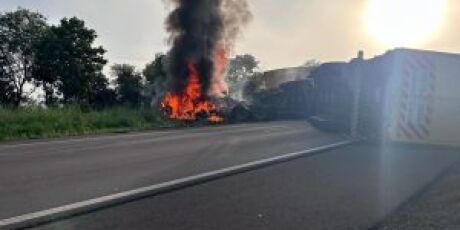 Delegado abre porta a tiros e salva motorista de carreta em chamas