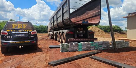 PRF apreende 182 kg de coca&iacute;na escondida em caminh&atilde;o de min&eacute;rio
