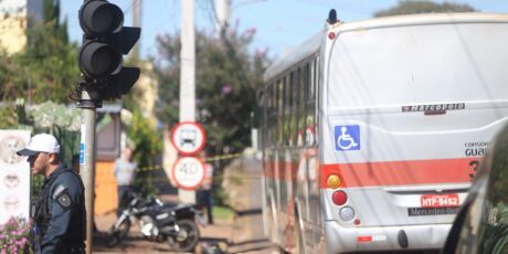 Motociclista morre ap&oacute;s &ocirc;nibus furar sinal vermelho na Brilhante; v&iacute;deo