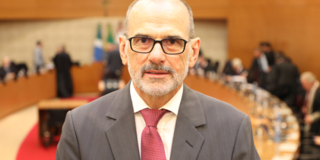 Juiz que atuou em &ocirc;nibus toma posse como desembargador nesta sexta