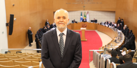 Desembargador abre m&atilde;o de supersal&aacute;rio e pede aposentadoria