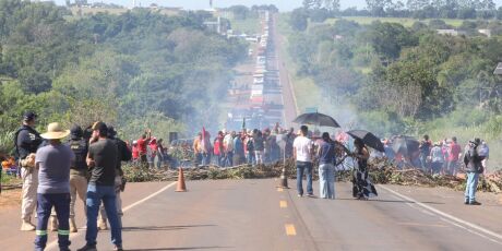Bloqueio da BR-163 chega ao fim ap&oacute;s MST conseguir reuni&atilde;o com Incra