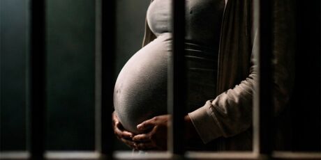 Gr&aacute;vida de 9 meses &eacute; confundida com criminosa e presa por engano