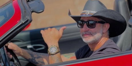 "Mais louco" renova contrato de R$ 5 milh&otilde;es com piv&ocirc; de esc&acirc;ndalo bilion&aacute;rio