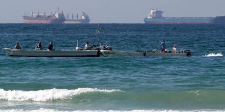 Dois navios cargueiros s&atilde;o atingidos por proj&eacute;teis no Estreito de Ormuz