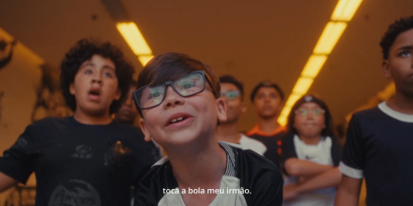 Mini Craque Neto rouba cena em v&iacute;deo de apresenta&ccedil;&atilde;o de Lingard no Corinthians