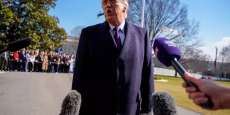 Com gasolina em alta e m&iacute;sseis em baixa, Trump exige rendi&ccedil;&atilde;o do Ir&atilde;