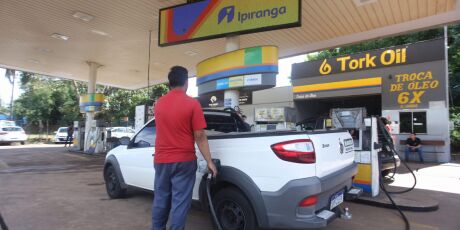 Em meio a disparada de pre&ccedil;os, Procon fiscaliza bandeira de postos