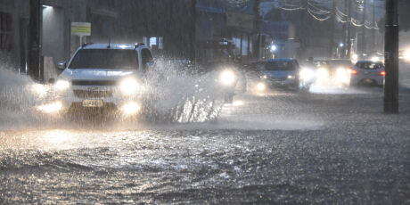 Chuva de 45 mil&iacute;metros volta a alagar bairros em Campo Grande