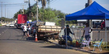 Ambulantes acampam 24 horas antes de show em posto de gasolina