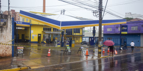 Posto de combust&iacute;veis &eacute; interditado ap&oacute;s teto ceder parcialmente durante chuva