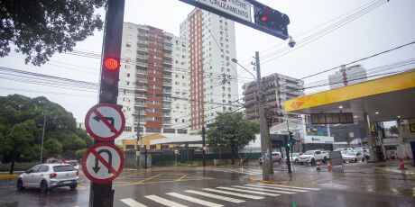 Multa para convers&atilde;o &agrave; esquerda na Avenida Afonso Pena entra em vigor