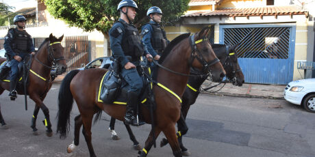 Suspeito de furtos foge da pol&iacute;cia, invade casas e mobiliza moradores em bairro de Campo Grande