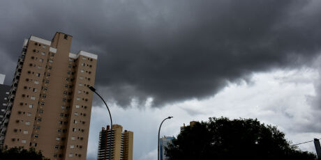 Domingo ser&aacute; de calor&atilde;o, mas frente fria traz tempestade na segunda-feira