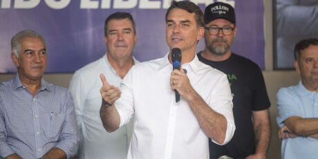 Fl&aacute;vio Bolsonaro recha&ccedil;a compara&ccedil;&atilde;o com pai e diz que vai construir "pontes com equil&iacute;brio"