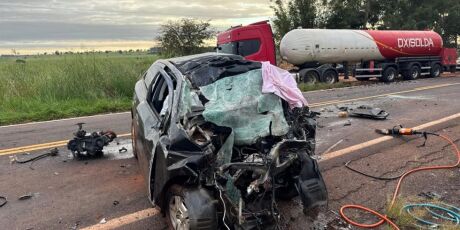 Jovem de 24 anos morre ap&oacute;s colis&atilde;o entre carro e caminh&atilde;o na BR-376
