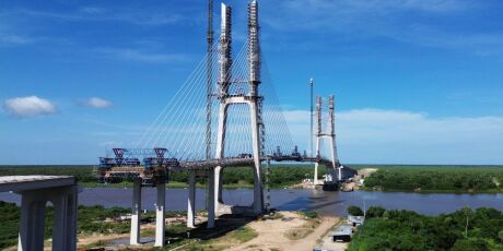 Ponte que une Brasil e Paraguai est&aacute; 90% conclu&iacute;da