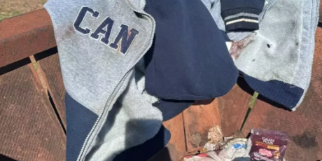 Beb&ecirc; encontrado em lixeira era menino e estava enrolado em casaco