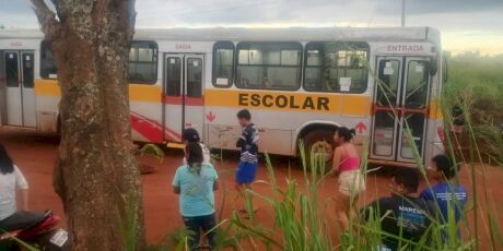 Menino de 7 anos morre atropelado por &ocirc;nibus ao descer escolar em MS