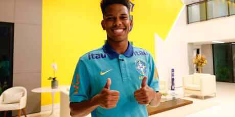 Est&ecirc;v&atilde;o tem les&atilde;o constatada, mas previs&atilde;o &eacute; que atacante volte antes de convoca&ccedil;&atilde;o para a Copa
