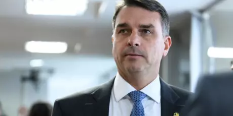 Mesmo com guerra entre direita e esquerda, Fl&aacute;vio Bolsonaro vai receber homenagem da Alems