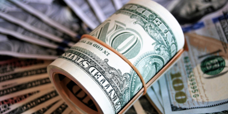 D&oacute;lar cai e cota&ccedil;&atilde;o encosta no R$ 5; queda na semana &eacute; de 2,88%