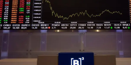 Bolsa brasileira renova recorde hist&oacute;rico e d&oacute;lar flerta abaixo dos R$ 5