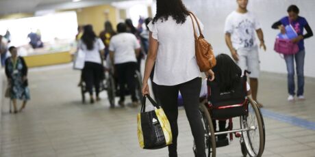 Prefeitura assina lei que autoriza meia entrada para acompanhantes de pessoas com defici&ecirc;ncia