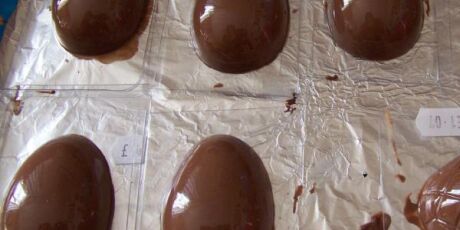 Sem dinheiro para comprar ovo de P&aacute;scoa? Aprenda a fazer ovos caseiros