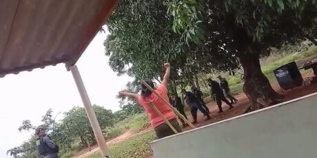 PM 'despeja' ind&iacute;genas ap&oacute;s a&ccedil;&atilde;o de retomada em fazenda no MS