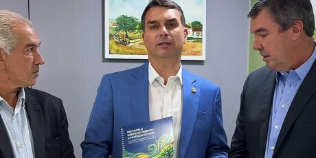Riedel entrega a Fl&aacute;vio Bolsonaro propostas para o agro e crava: "pr&oacute;ximo presidente da Rep&uacute;blica"