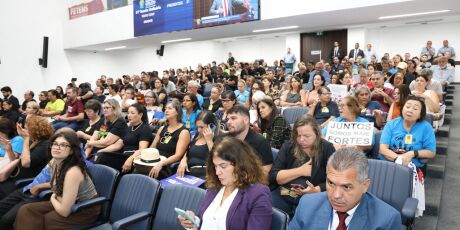 Mesmo ap&oacute;s fim de prazo, categorias pressionam por reajuste 