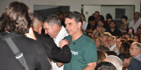 Fl&aacute;vio Bolsonaro n&atilde;o confirma Tereza Cristina, mas diz que &eacute; "sonho de consumo" ter ela como vice
